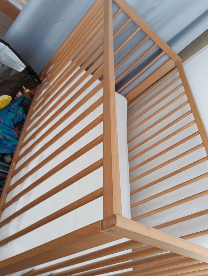 Lit barreaux bois et matelas