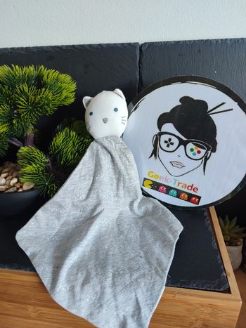 doudou chat gris blanc argent obaibi Okaibi Moustache Obaïbi Bleu Mouchoir