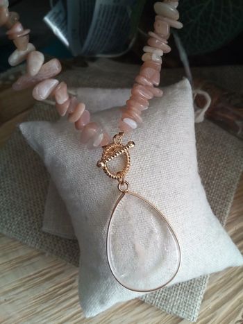 Collier pierres naturelles du soleil et pendentif cristal de quartz