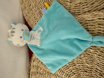 Doudou Plat Chat Tigré Bleu Clair Blanc Gris Moustaches Nez Jaune - Sucre D'orge