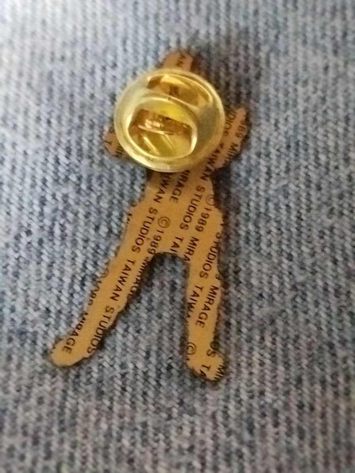 Pin's April O'Neill - Les tortues ninja - photo numéro 3