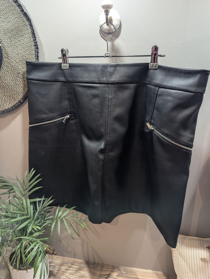 Mini jupe noire simili cuir avec fausses poches zip - photo numéro 4