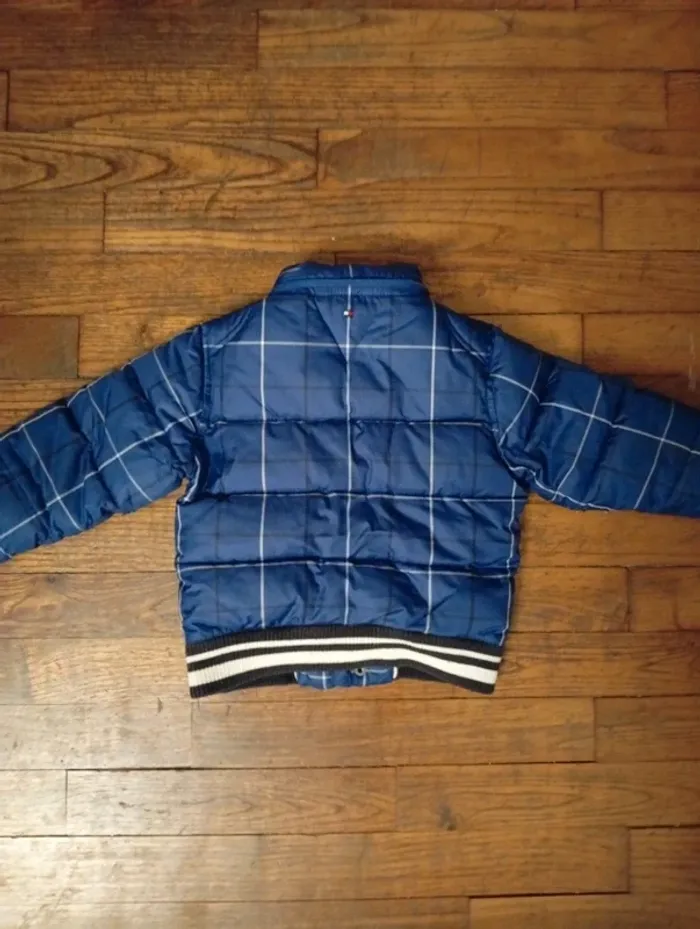 Doudoune Tommy Hilfiger taille 92 - Déchirure voir photos (arrière bras)/fermeture cassé