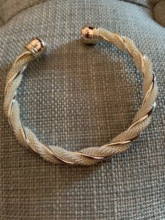 Bracelet torsadé en métal argenté neuf