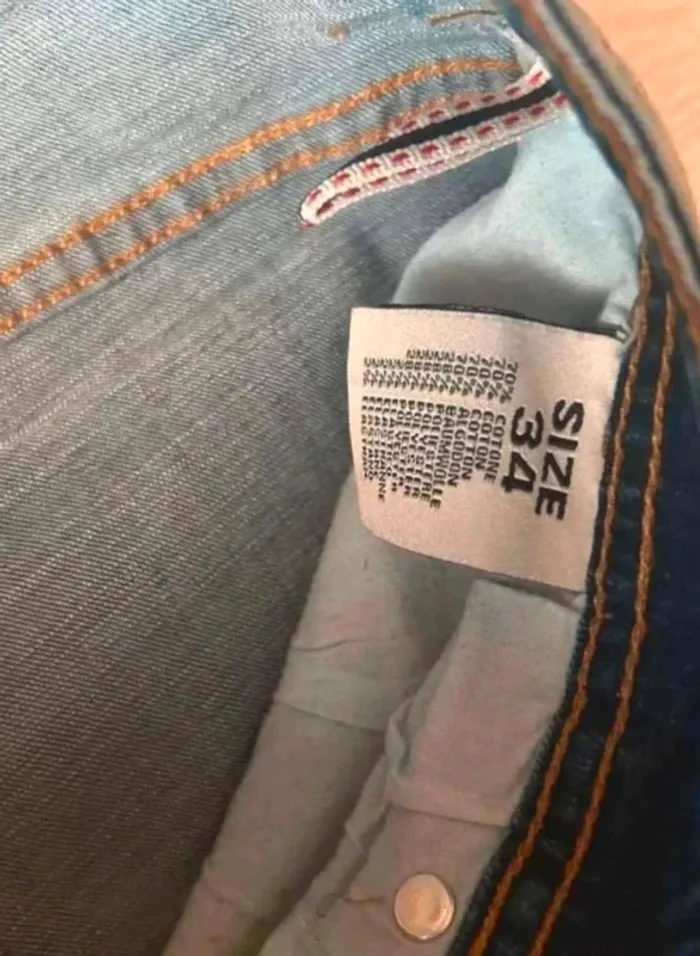 Jeans  fashion  taille 34 en  très  état  pour  homme  qui  dû du  38/40 - photo numéro 4