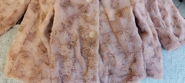 Veste manteau fourrure 3/4 C&A grande taille 48, couleur vieux rose, avec boutons et poches. Neuf - photo numéro 7