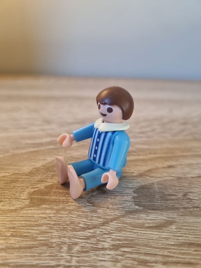 Personnage Playmobil - Petit garçon en pyjama bleu - photo numéro 3