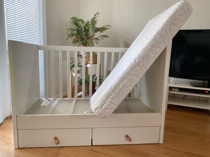 Lit enfant 60x120 + matelas 60x120 + barrière de lit + draps housses - photo numéro 2