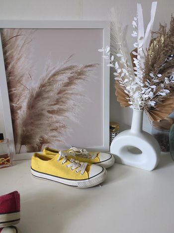 Baskets toile jaune 39 sous lit