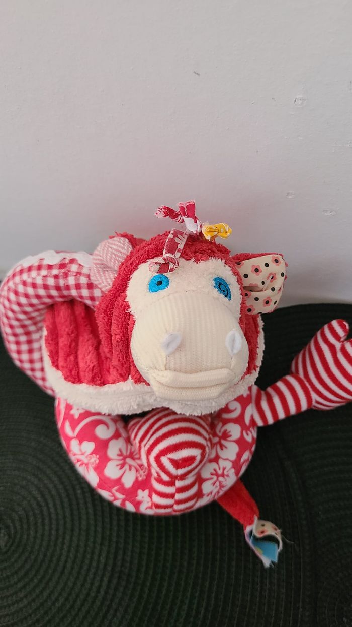 Doudou Peluche Anneaux Entrelacés Singe Rouge Déglingos - photo numéro 2