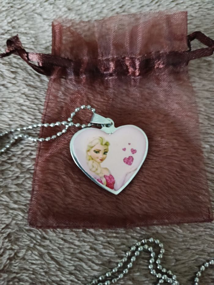 A saisir : collier " reine des neiges " ( Bien lire merci) - photo numéro 2