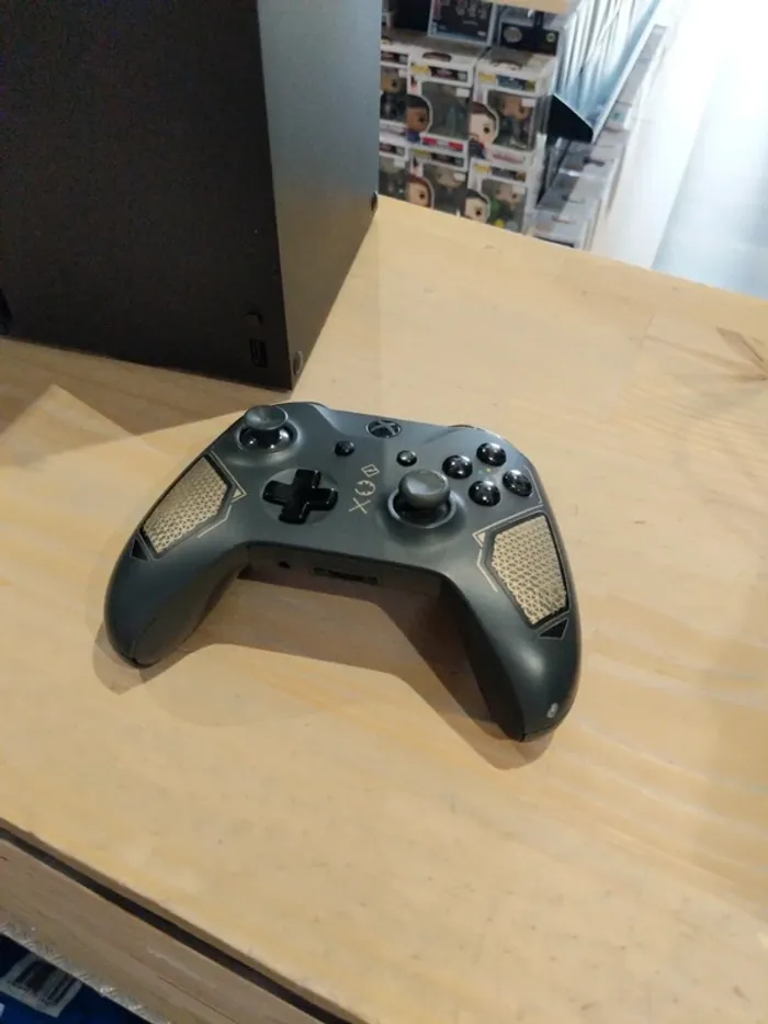 Xbox series X + Manette officielle grise/marron - photo numéro 3