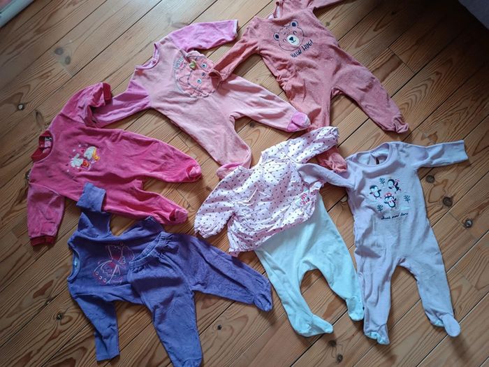 Lot fille 10 articles 12 mois pyjamas en très bon état