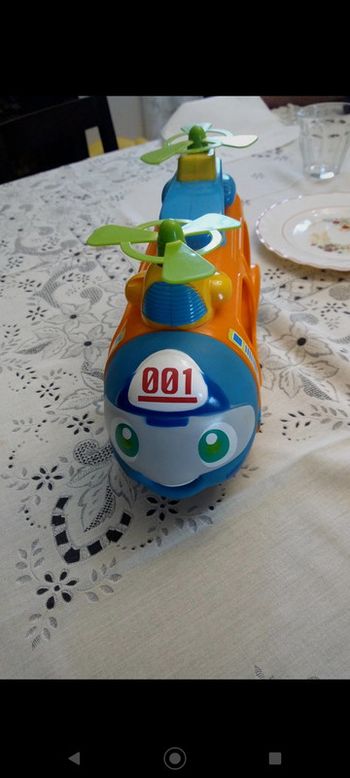 Hélicoptère roulant avec deux voitures