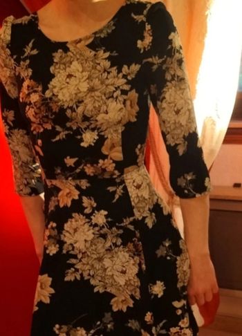 Robe originale avec décolleté dos - motif fleurs