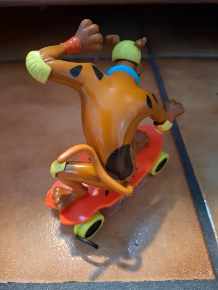 Lot de 2 figurines Scooby-Doo Fizzy Skateboard et Daphné - photo numéro 5