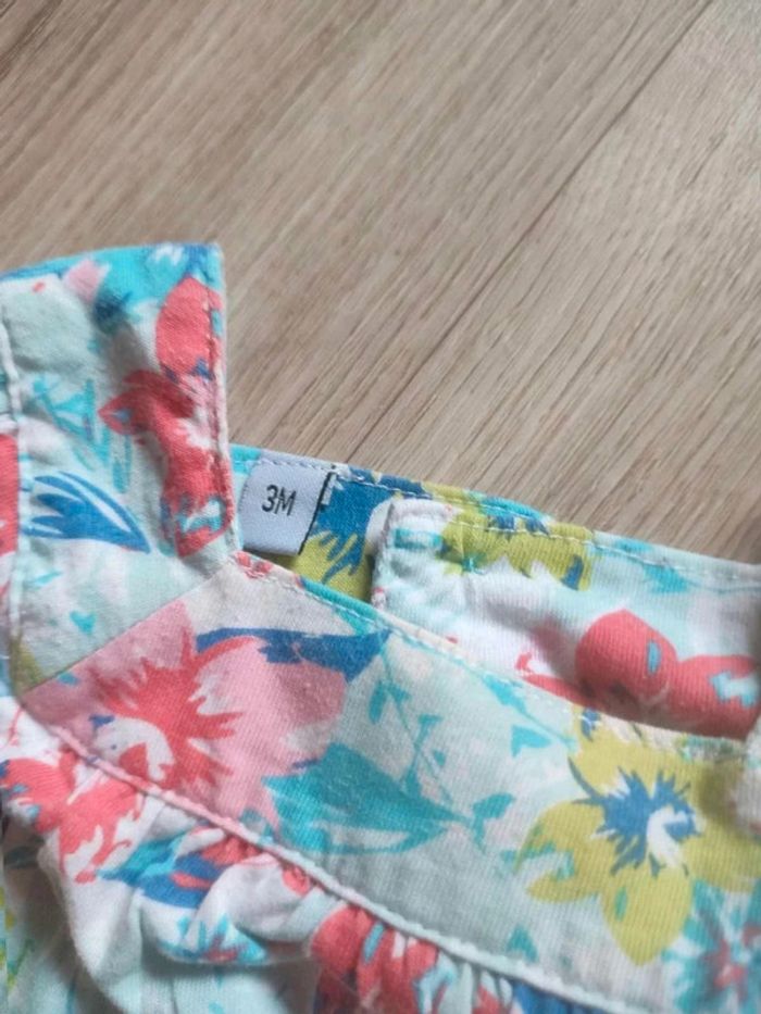 T  shirt  fleuri 3 mois - photo numéro 4