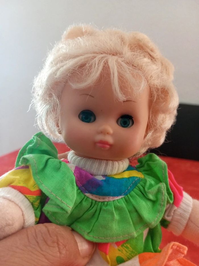 Poupée blonde vintage, yeux dormeurs avec robe - photo numéro 2