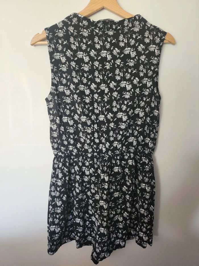 mbi short noire à motifs fleurs blanches excellent état Taille 36 Realwoman - photo numéro 3