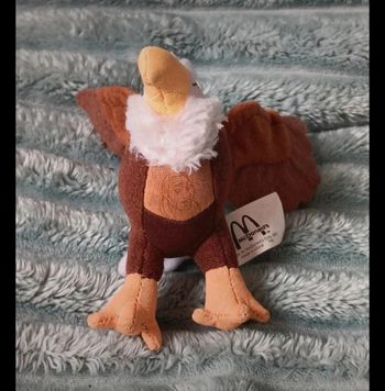 Peluche de l'aigle dans le frères des ours de macdonald 2003