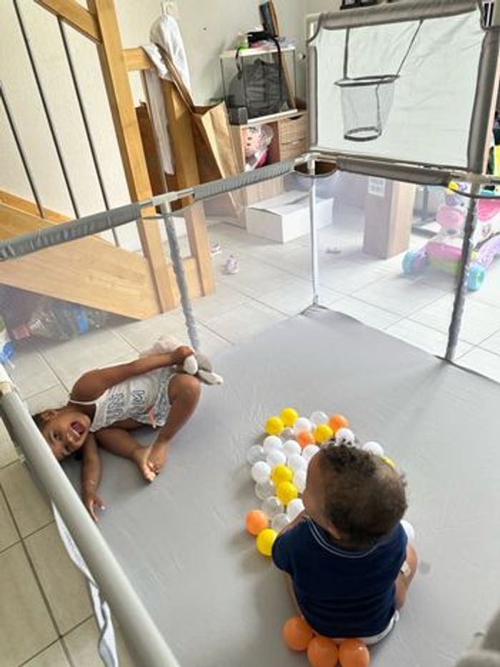 Parc bébé avec panier et balles