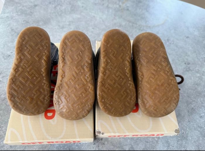 Lot de deux paires de chaussures pointure 21 - photo numéro 3