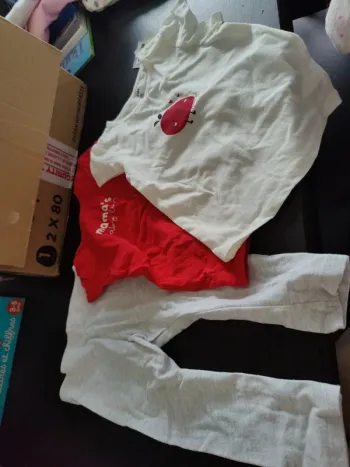 2 t-shirt et 1legging 12mois kiabi