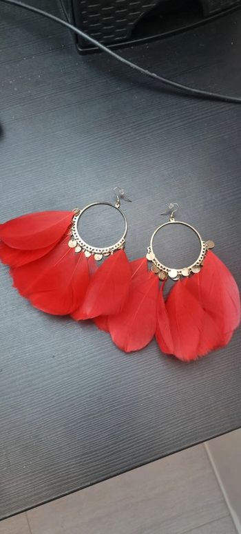 Boucle d'oreille plume rouge
