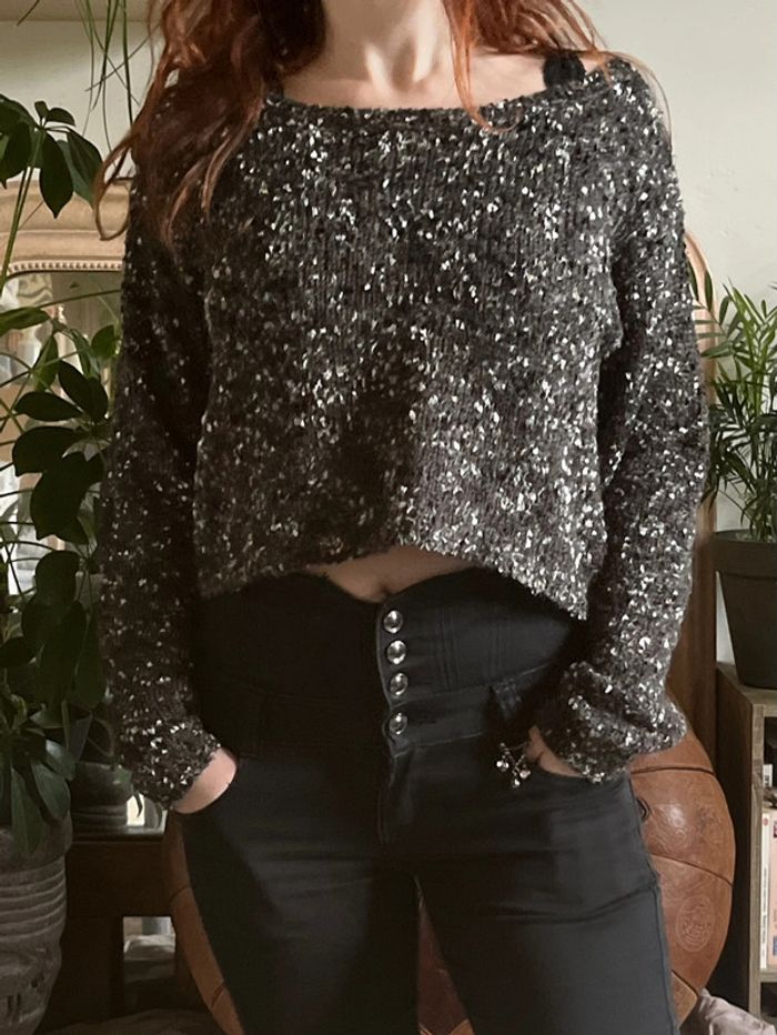 Pull crop en maille épaulés dénudées - noir, gris et blanc - photo numéro 2