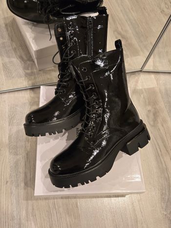 Bottines mi-hautes noires à lacets vernies P39 Ideal Shoes neuves