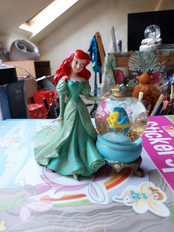 Snowglobe disney disneyland Paris ariel et polochon