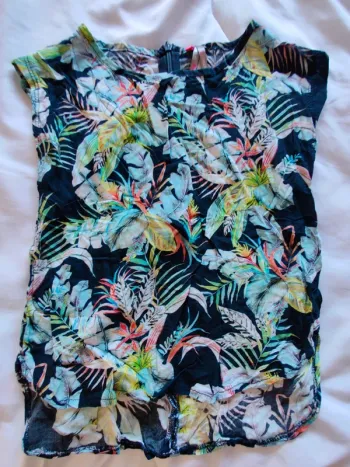 Tee-shirt fluide fille 6 ans neuf