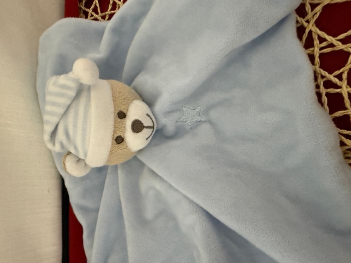 doudou plat ours bleu bonnet de nuit cœur