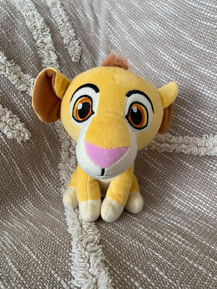 Peluche doudou 20cm Disney le roi lion Simba jaune très bon état