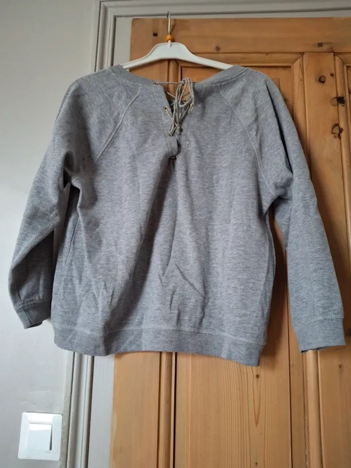 Sweat gris poche sur le devant et lacet en haut du dos - photo numéro 3