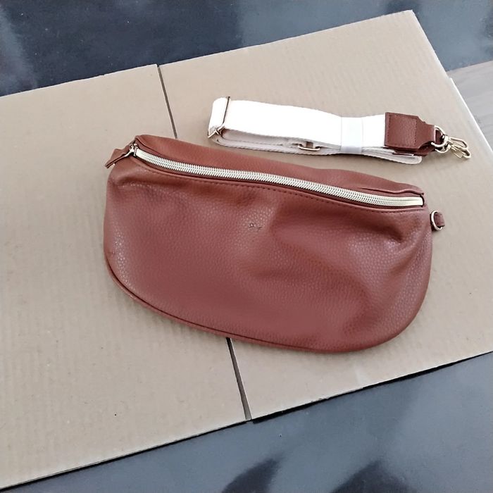 Sac bandoulière forme banane  de marque inconnu