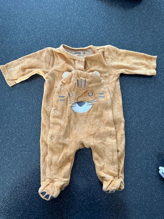 Pyjama taille 1 mois en très bon état