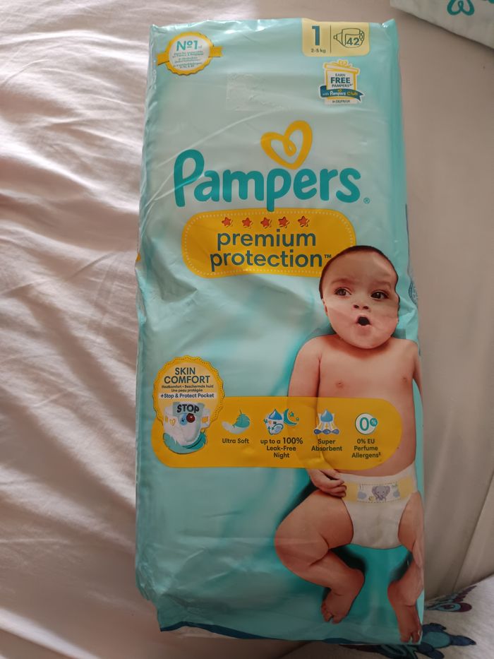 Couches bébé Pampers 1 er age neuf avec étiquette.