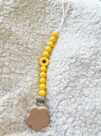 Attache sucette jaune à fleur