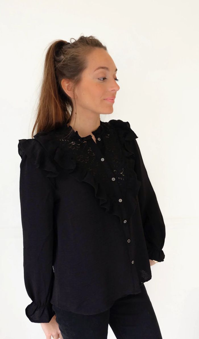 🌟 Blouse noir avec décolleté en broderie et volant - photo numéro 4