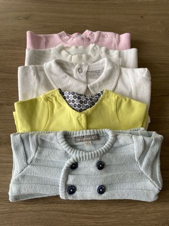 5 vestes et petits hauts BB 1 mois