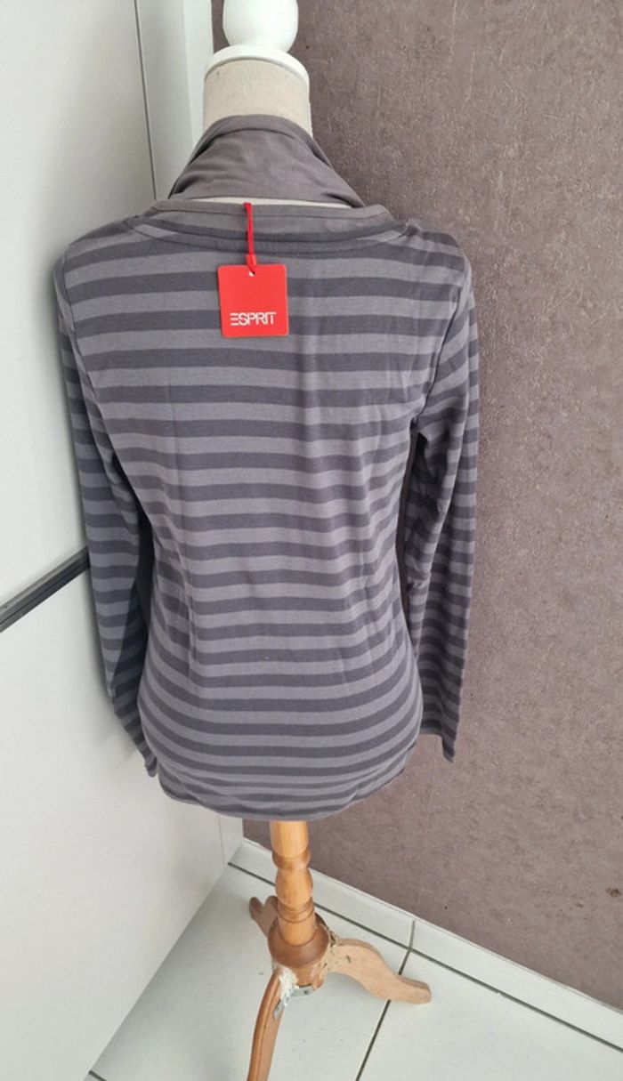Tee-shirt Esprit taille XL neuf avec étiquette et son écharpe assortie - photo numéro 2