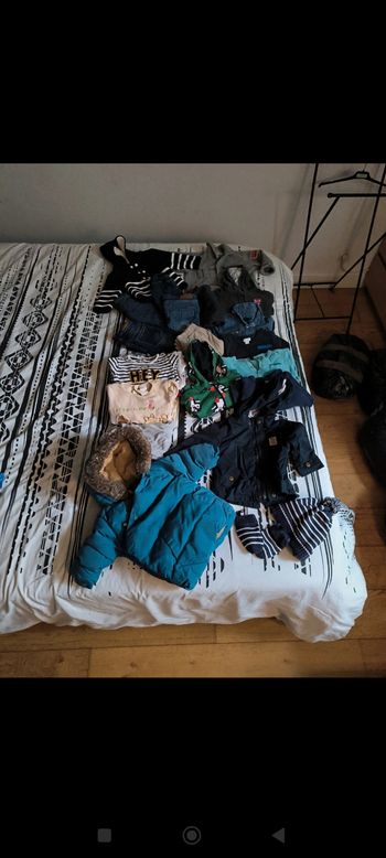 Lot de 34 vêtements garçon taille 12 mois