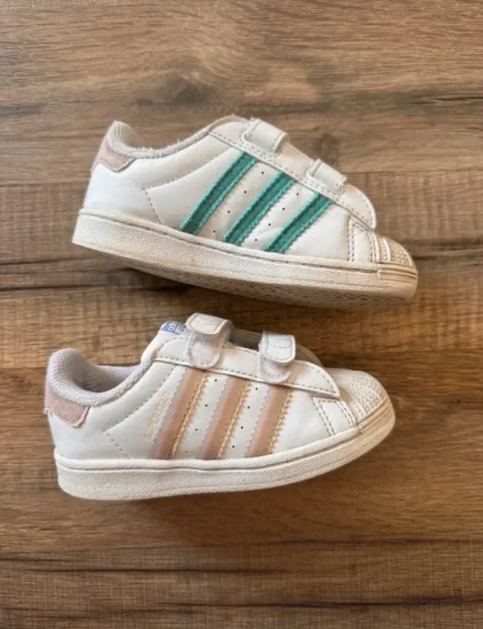 Basket Adidas Superstar taille 23