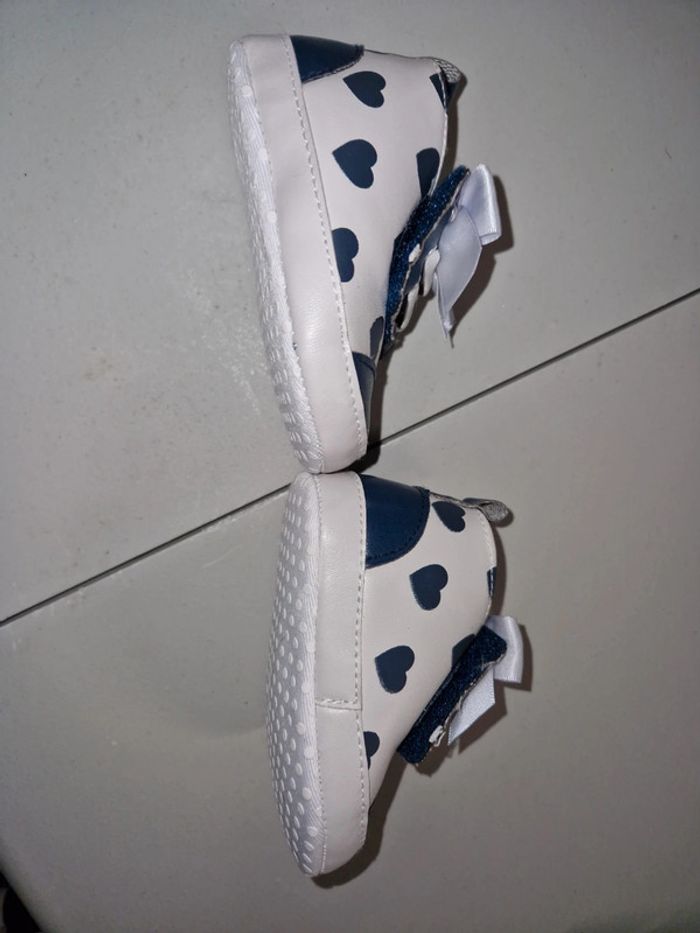 Chaussons fille blanc bleu marine coeurs 18 - photo numéro 3
