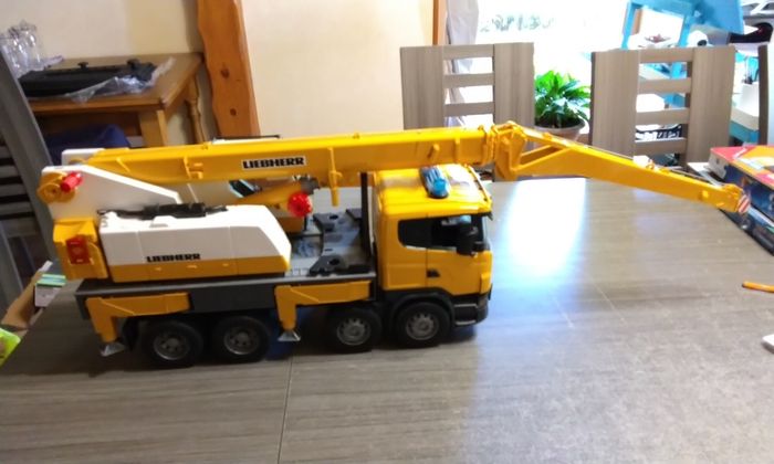 Camion grue travaux - photo numéro 2