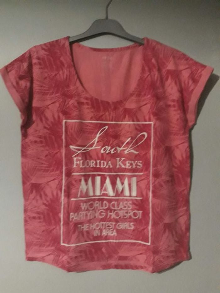 Tee-shirt Esmara. Taille 42/44. Très bon état.