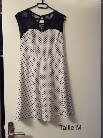 Robe blanche à pois