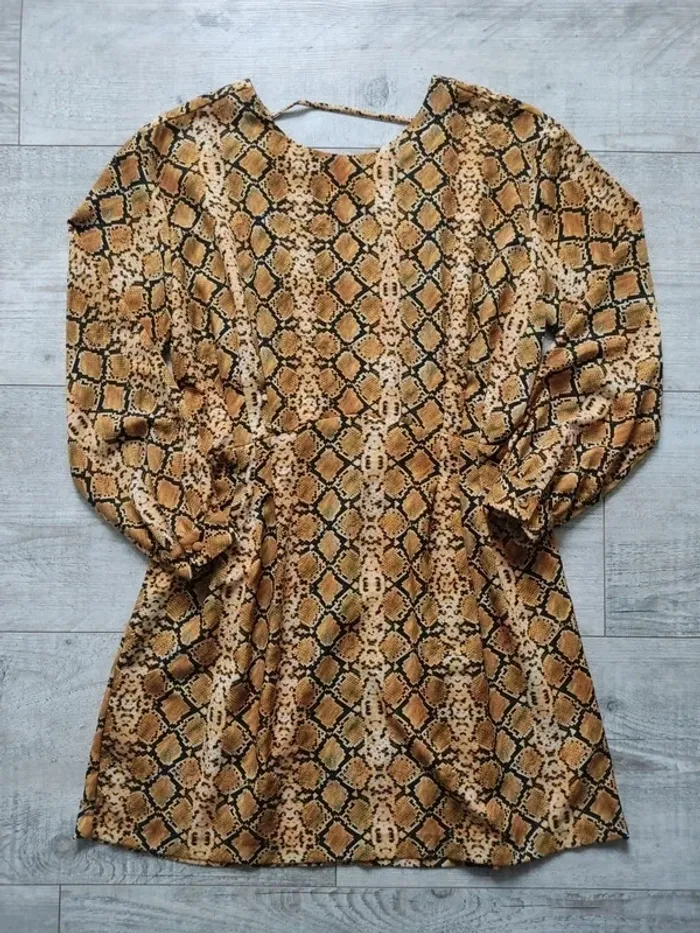 Robe mi-longue manches longues dos en V motif imprimé python noir brun beige taille M Mango - photo numéro 7
