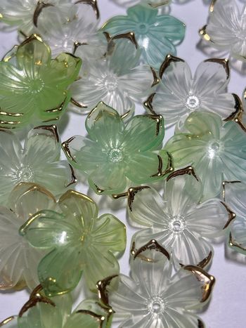 B57, 26 perles fleurs vertes et dorées 23mm